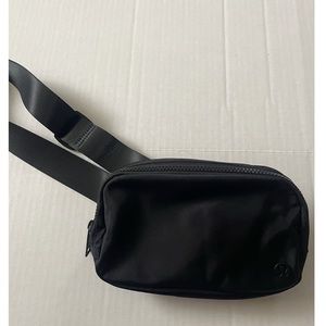 Lululemon everywhere belt bag in black